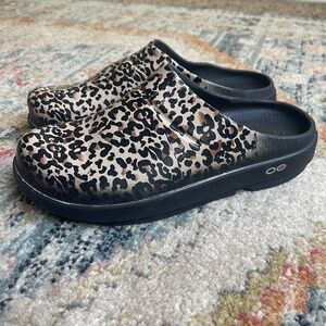 OOFOS OOCLOOG LIMITED leopard print W10 M8